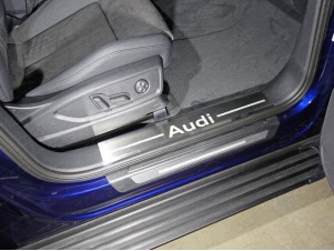Накладки на пороги на пластик шлифованный лист надпись Audi 2 штуки для Audi Q5 № AUDIQ517-07